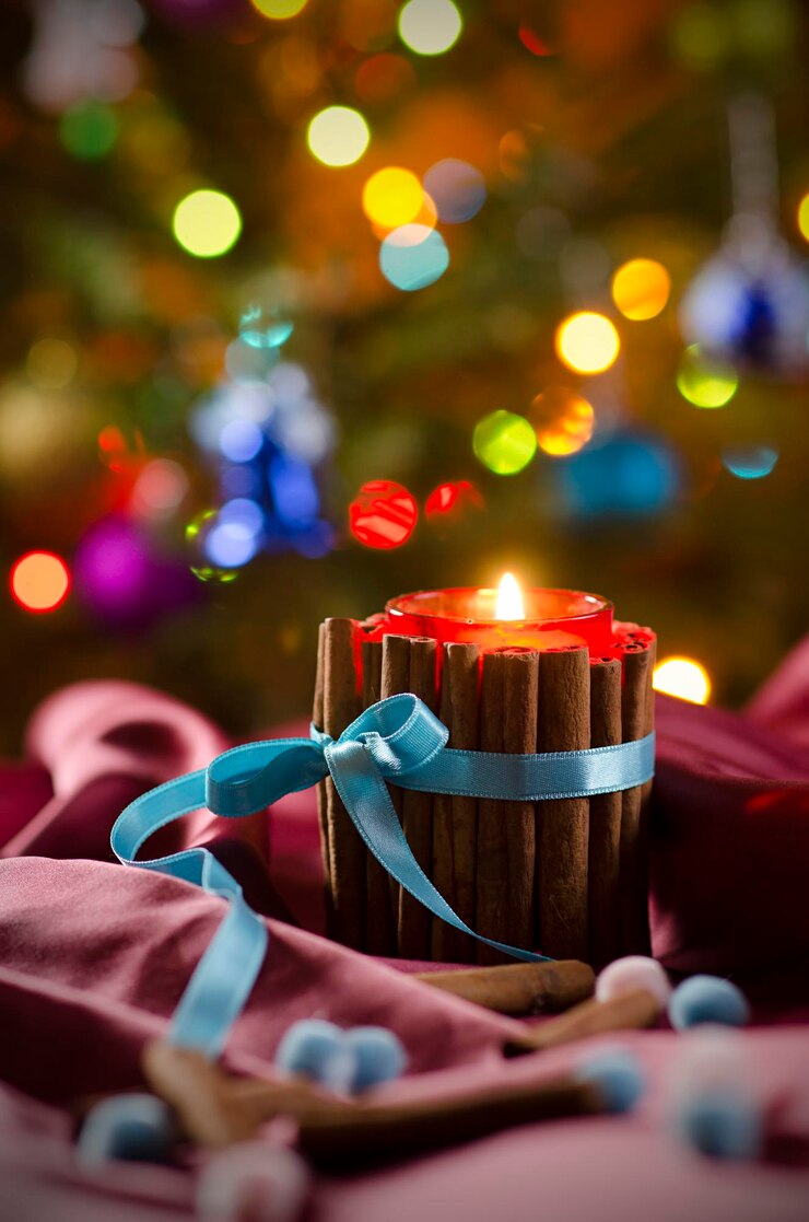 Foto primer plano de una vela iluminada durante la navidad