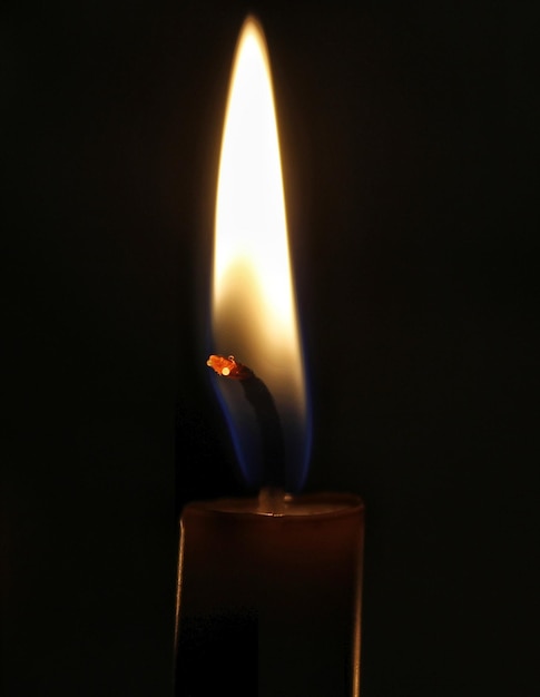 Primer plano de una vela iluminada
