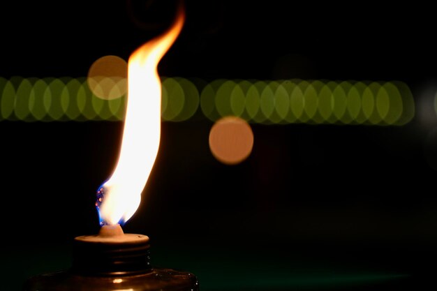 Foto primer plano de una vela iluminada