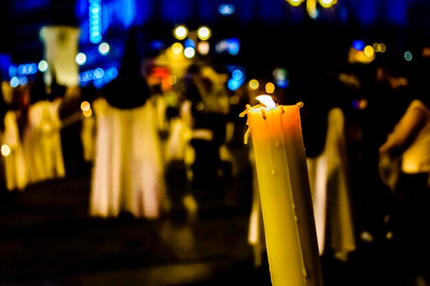 Foto primer plano de una vela iluminada