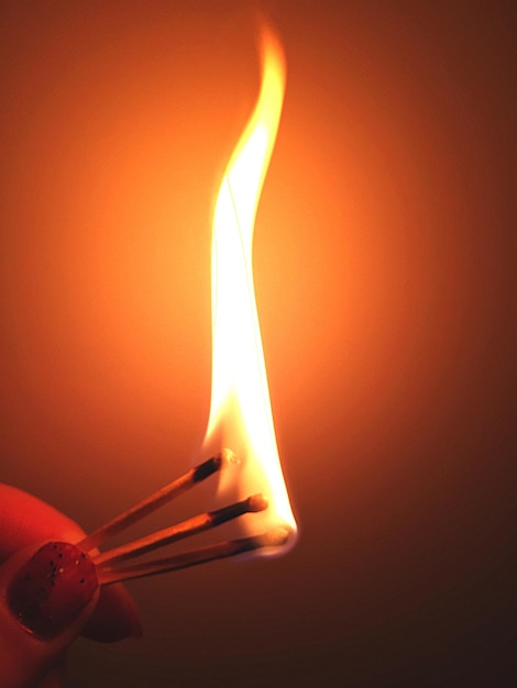 Foto primer plano de una vela en llamas