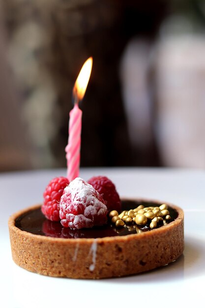 Foto primer plano de una vela en el postre