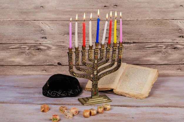 Foto primer plano de las velas de colores en la mesa durante hanukkah