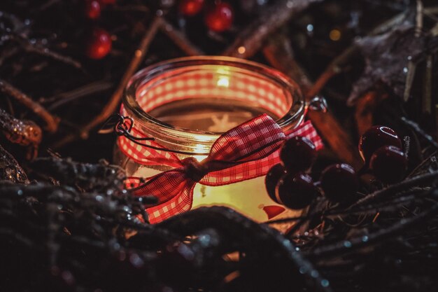 Foto primer plano de velas con decoraciones navideñas