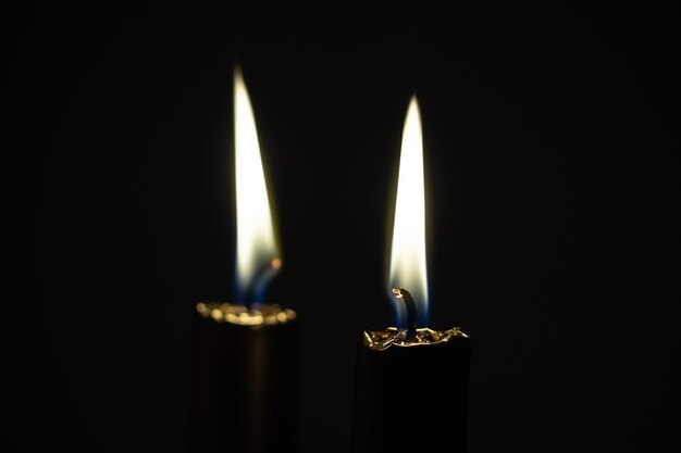 Primer plano de velas encendidas en el cuarto oscuro