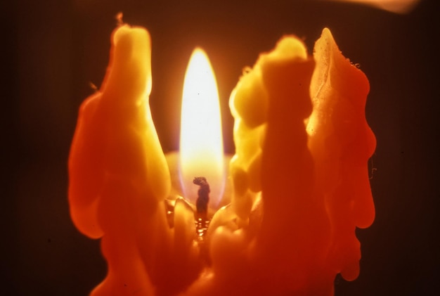 Foto primer plano de velas encendidas en el cuarto oscuro