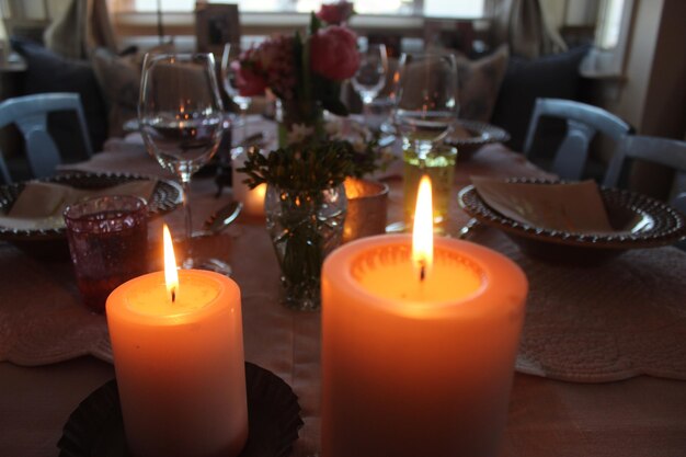 Primer plano de las velas encendidas en la mesa