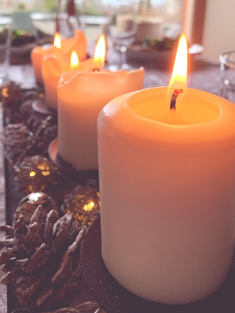 Primer plano de las velas encendidas en la mesa