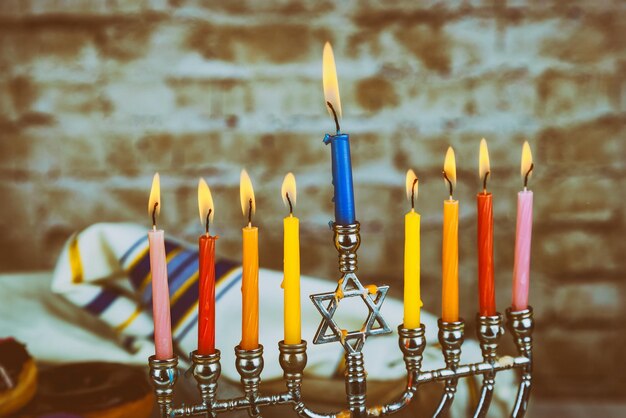 Foto primer plano de las velas encendidas en la mesa