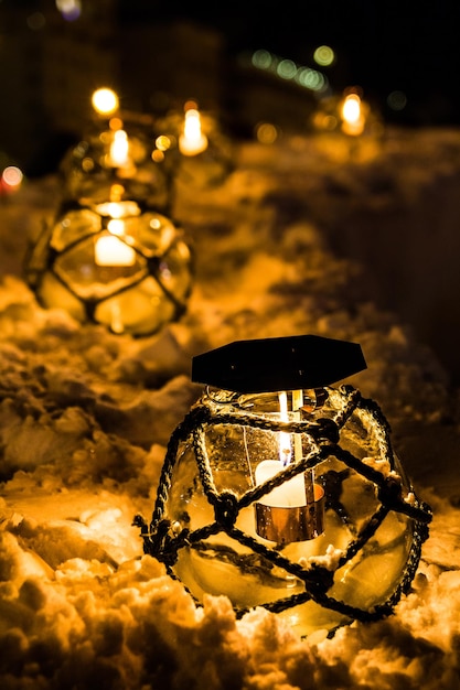 Primer plano de velas encendidas en la nieve