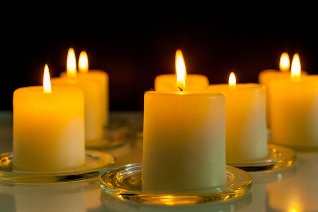 Primer plano de velas encendidas en la oscuridad