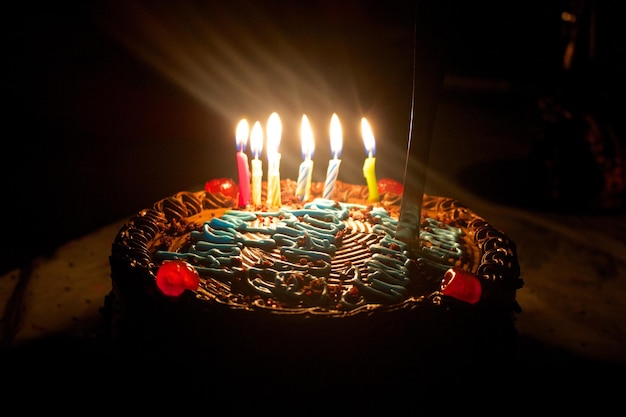 Primer plano de velas encendidas en el pastel de cumpleaños