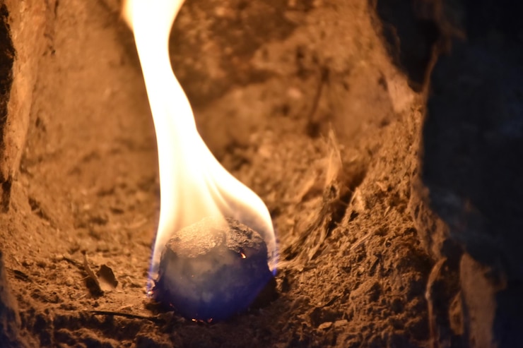 Foto primer plano de velas encendidas en la roca