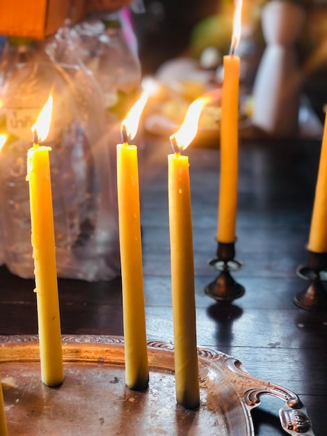 Foto primer plano de las velas encendidas en el templo