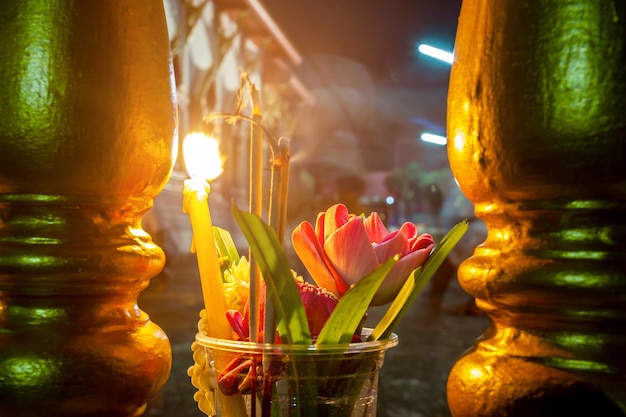 Foto primer plano de las velas encendidas en el templo