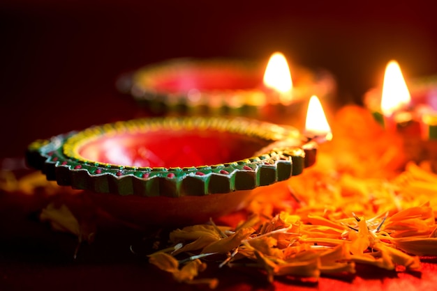 Primer plano de las velas encendidas