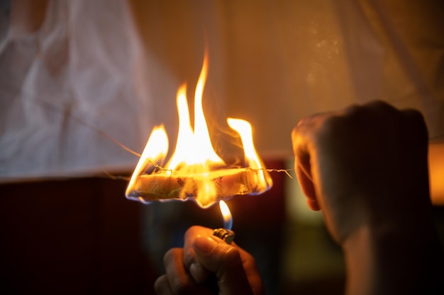 Foto primer plano de las velas encendidas