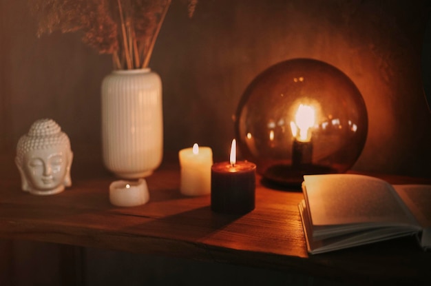 Primer plano de las velas iluminadas en la mesa