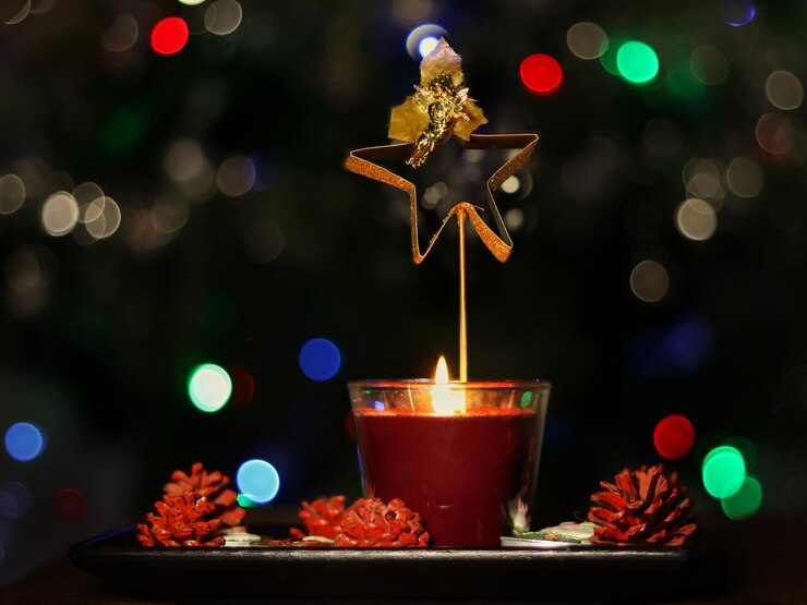 Foto primer plano de las velas iluminadas en la mesa