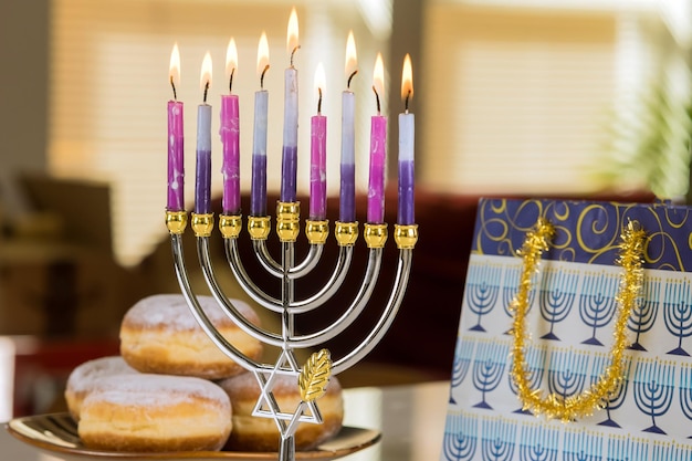 Primer plano de las velas iluminadas en la mesa