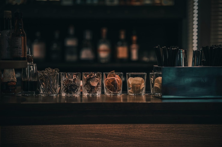 Foto primer plano de velas iluminadas en la mesa