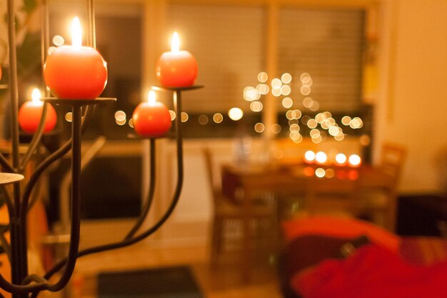 Foto primer plano de las velas iluminadas en la mesa