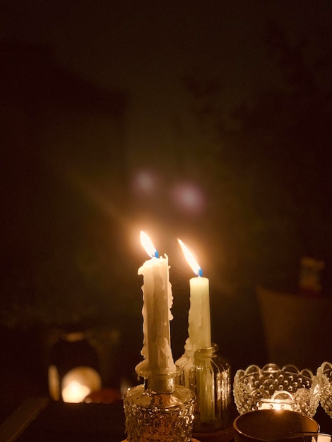 Foto primer plano de las velas iluminadas en la mesa