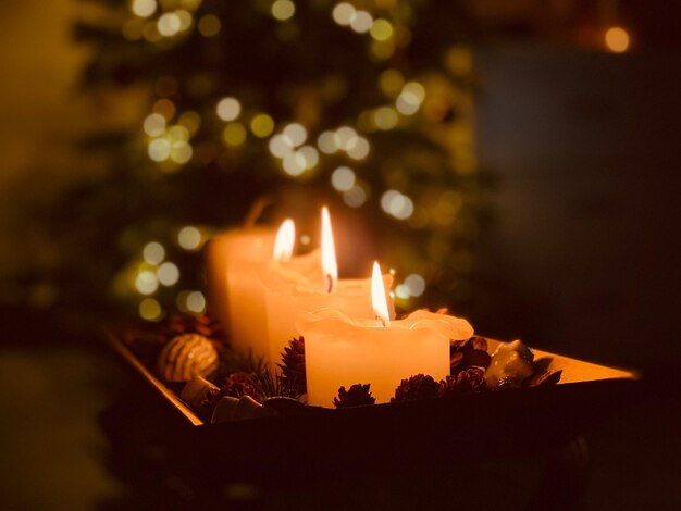 Foto primer plano de las velas iluminadas