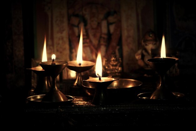 Primer plano de las velas iluminadas