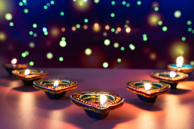 Foto primer plano de las velas iluminadas