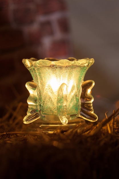 Primer plano de las velas iluminadas