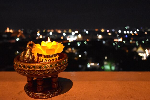 Primer plano de las velas iluminadas