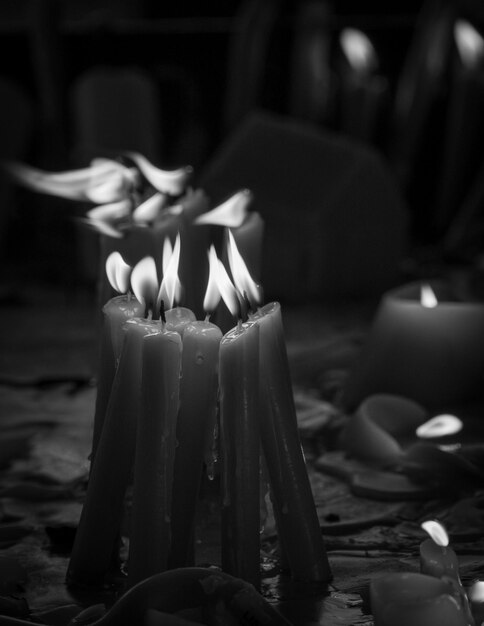 Foto primer plano de las velas en llamas