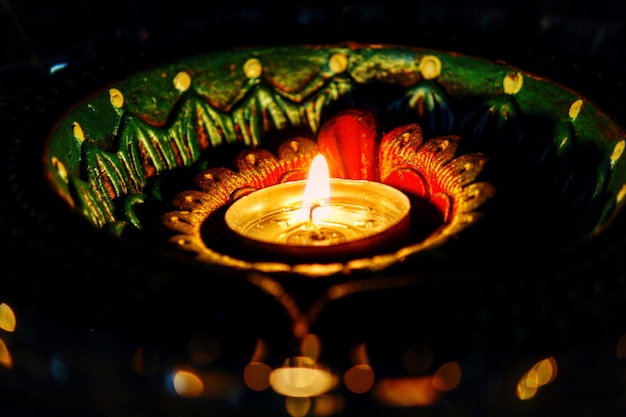 Primer plano de las velas de luz de té encendidas