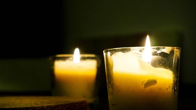 Primer plano de las velas de luz de té encendidas