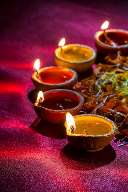 Primer plano de las velas de luz de té encendidas