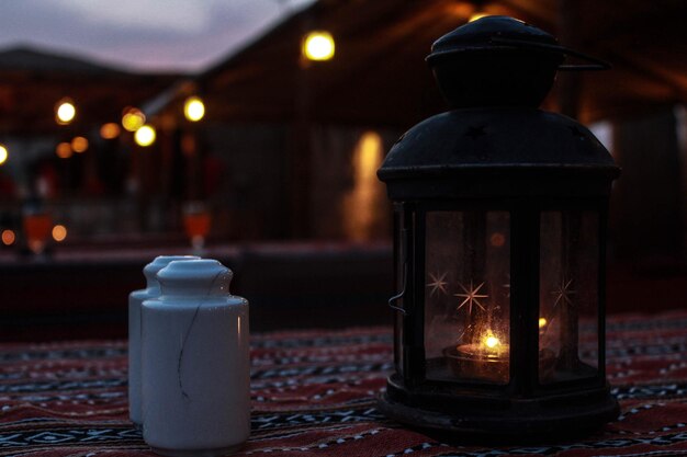 Primer plano de las velas de luz de té iluminadas en la mesa