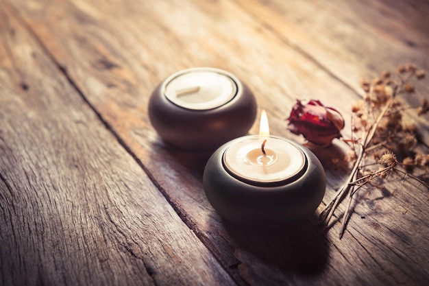 Primer plano de las velas en la mesa