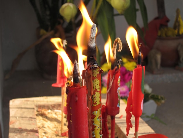 Primer plano de las velas rojas que arden en la mesa
