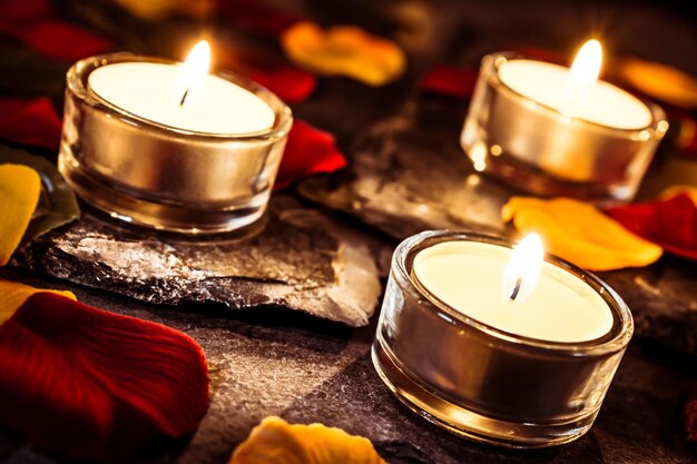 Primer plano de las velas de té encendidas en la mesa