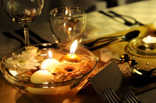 Foto primer plano de las velas de té encendidas en la mesa
