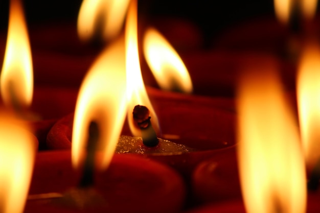 Foto primer plano de las velas de té encendidas en el templo