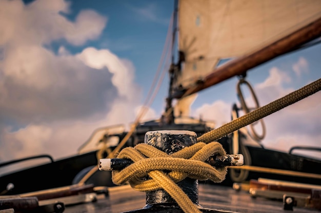 Foto primer plano de un velero contra el cielo