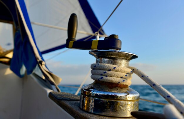 Primer plano de un velero en el mar contra el cielo