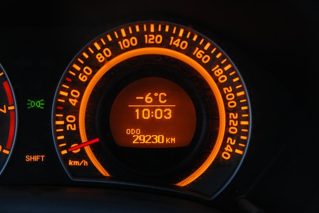Primer plano del velocímetro iluminado en el coche