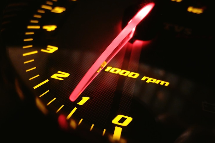 Foto primer plano del velocímetro iluminado en el coche