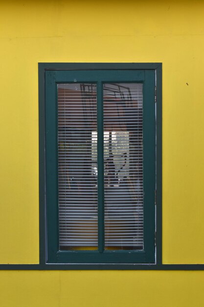 Foto primer plano de la ventana amarilla