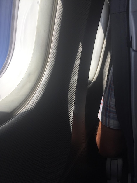 Primer plano de la ventana del avión