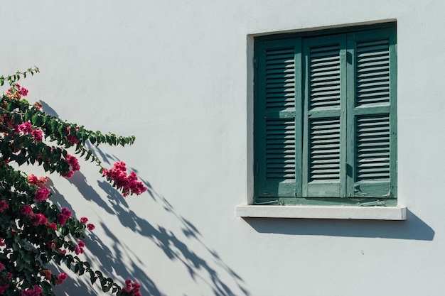 Primer plano de una ventana cerrada en la pared