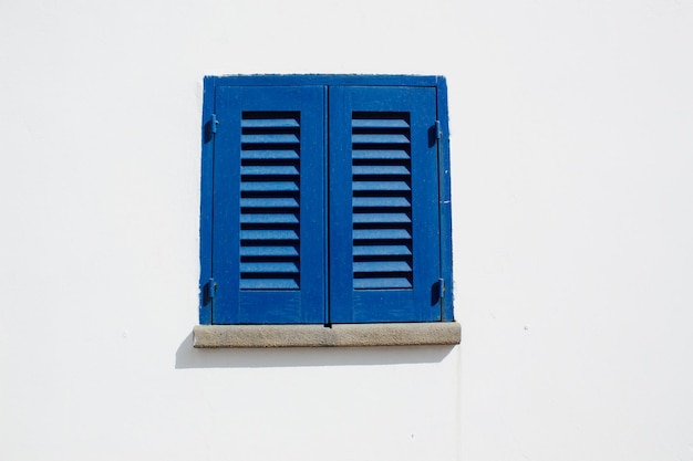 Primer plano de una ventana cerrada en la pared